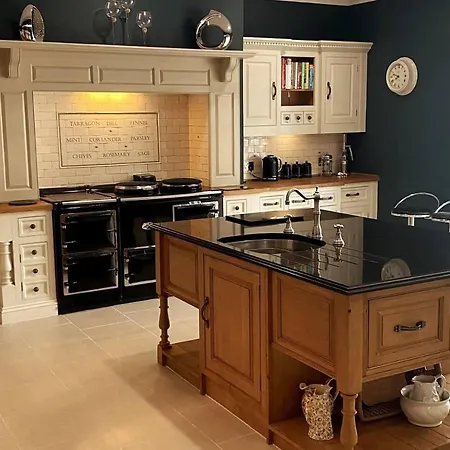 Exceptional Unique 5 Bedroom Manor House *
