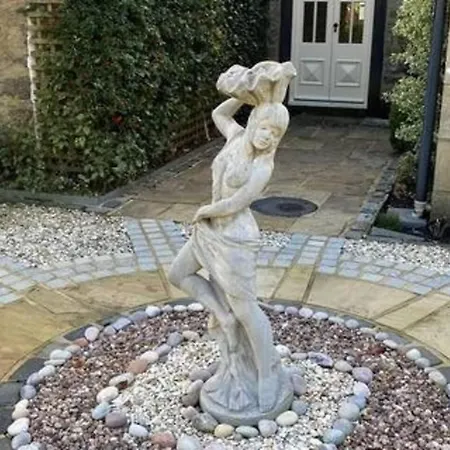 Exceptional Unique 5 Bedroom Manor House *