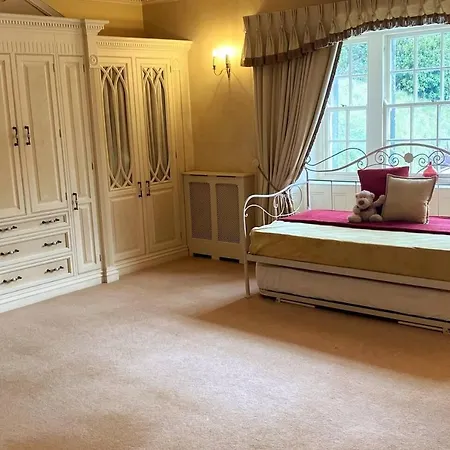 Exceptional Unique 5 Bedroom Manor House *